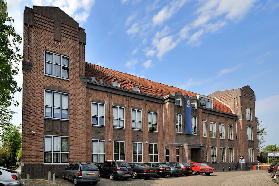Bedrijfsverzamelgebouw Voorgevel kantoorruimte te huur in Hilversum Een